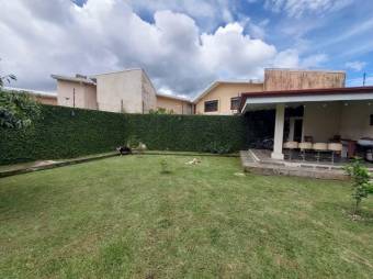 Se vende espaciosa casa con patio y terraza en San Miguel de Heredia 26-693