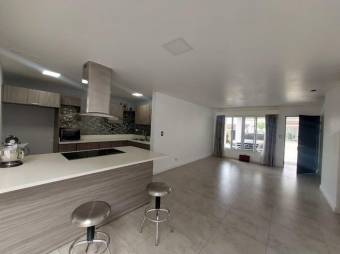 Se vende moderna casa en condominio de Ciudad Colon 26-764