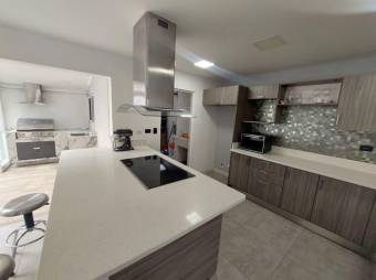 Se vende moderna casa en condominio de Ciudad Colon 26-764