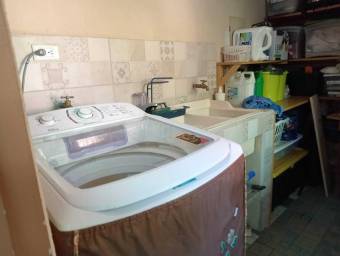 Se vende espaciosa casa con jardín en Santa Lucia de Barva 26-311