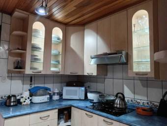 Se vende espaciosa casa con jardín en Santa Lucia de Barva 26-311