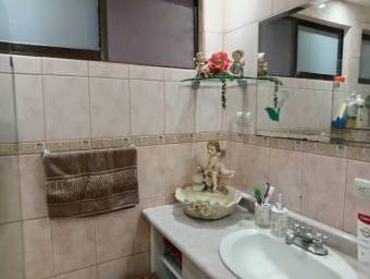 Se vende espaciosa casa con jardín en Santa Lucia de Barva 26-311