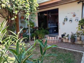 Se vende espaciosa casa con jardín en Santa Lucia de Barva 26-311