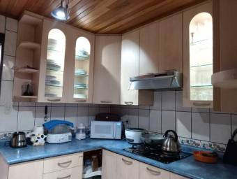 Se vende espaciosa casa con jardín en Santa Lucia de Barva 26-311