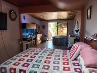 Se vende espaciosa casa con jardín en Santa Lucia de Barva 26-311