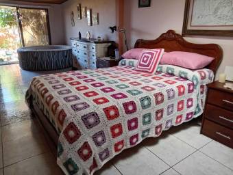 Se vende espaciosa casa con jardín en Santa Lucia de Barva 26-311