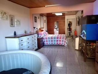 Se vende espaciosa casa con jardín en Santa Lucia de Barva 26-311