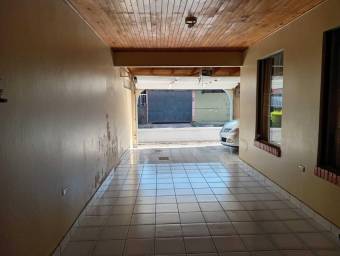 Se vende espaciosa casa con jardín en Santa Lucia de Barva 26-311