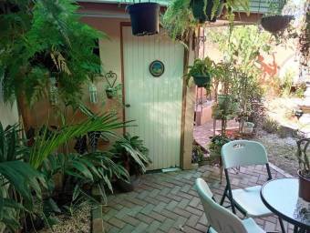 Se vende espaciosa casa con jardín en Santa Lucia de Barva 26-311