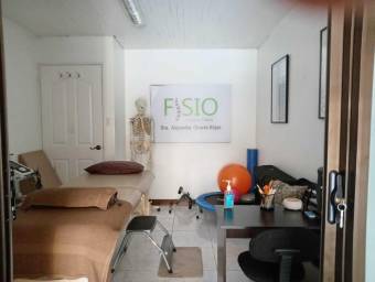 Se vende espaciosa casa con jardín en Santa Lucia de Barva 26-311