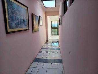 Se vende espaciosa casa con jardín en Santa Lucia de Barva 26-311