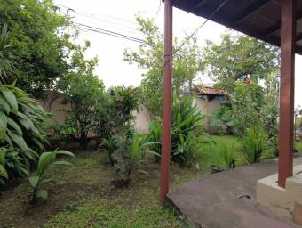 Se vende propiedad con uso de suelo mixto en Llorente de Flores 24-281