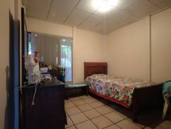 Se vende propiedad con uso de suelo mixto en Llorente de Flores 24-281