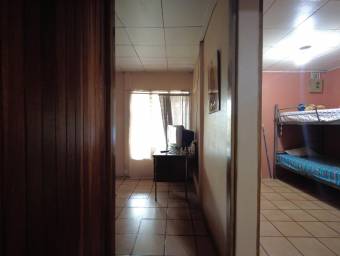 Se vende propiedad con uso de suelo mixto en Llorente de Flores 24-281