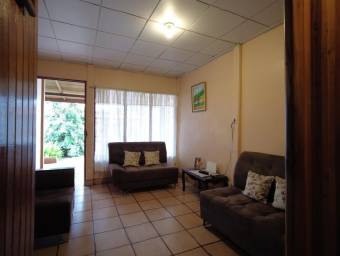 Se vende propiedad con uso de suelo mixto en Llorente de Flores 24-281