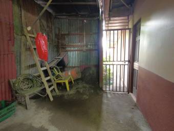 Se vende propiedad con uso de suelo mixto en Llorente de Flores 24-281