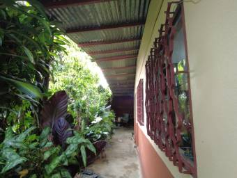 Se vende propiedad con uso de suelo mixto en Llorente de Flores 24-281