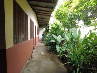 Se vende propiedad con uso de suelo mixto en Llorente de Flores 24-281