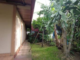 Se vende propiedad con uso de suelo mixto en Llorente de Flores 24-281