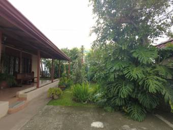 Se vende propiedad con uso de suelo mixto en Llorente de Flores 24-281