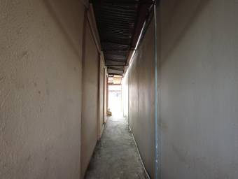 Se vende propiedad con uso de suelo mixto en Llorente de Flores 24-281