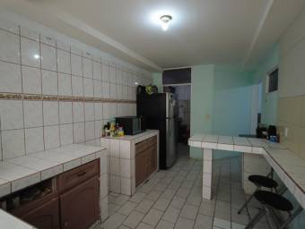 Se venden casa y 2 apartamentos en Santo Domingo de Heredia 23-2209