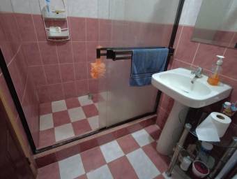 Se venden casa y 2 apartamentos en Santo Domingo de Heredia 23-2209