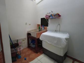 Se venden casa y 2 apartamentos en Santo Domingo de Heredia 23-2209