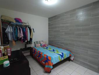 Se venden casa y 2 apartamentos en Santo Domingo de Heredia 23-2209