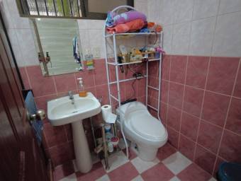 Se venden casa y 2 apartamentos en Santo Domingo de Heredia 23-2209