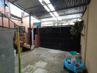 Se venden casa y 2 apartamentos en Santo Domingo de Heredia 23-2209