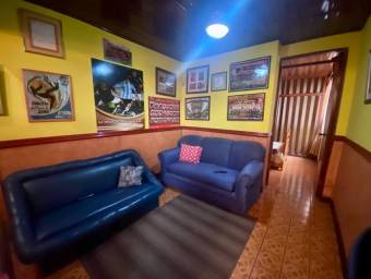 Se vende casa con uso de suelo mixto en Heredia Centro 25-455