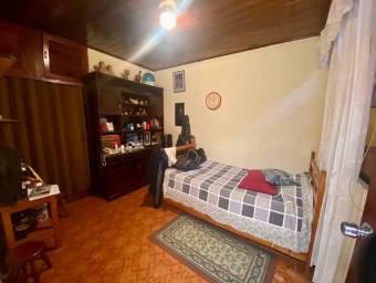 Se vende casa con uso de suelo mixto en Heredia Centro 25-455