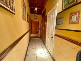 Se vende casa con uso de suelo mixto en Heredia Centro 25-455