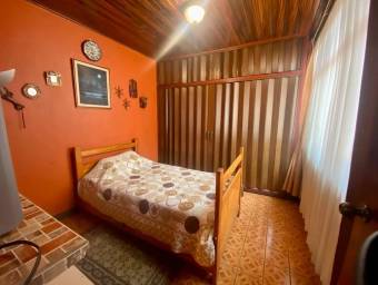 Se vende casa con uso de suelo mixto en Heredia Centro 25-455