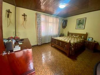 Se vende casa con uso de suelo mixto en Heredia Centro 25-455