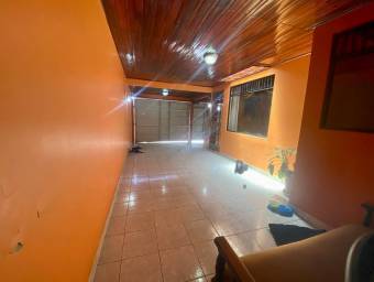 Se vende casa con uso de suelo mixto en Heredia Centro 25-455
