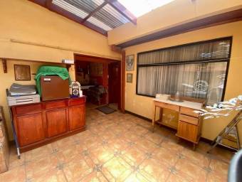 Se vende casa con uso de suelo mixto en Heredia Centro 25-455