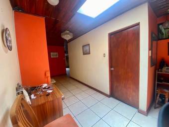 Se vende casa con uso de suelo mixto en Heredia Centro 25-455