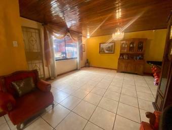 Se vende casa con uso de suelo mixto en Heredia Centro 25-455