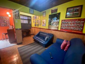 Se vende casa con uso de suelo mixto en Heredia Centro 25-455