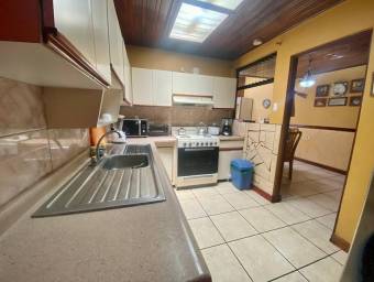 Se vende casa con uso de suelo mixto en Heredia Centro 25-455