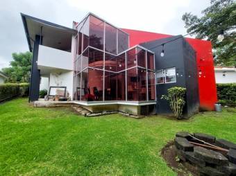 Se vende amplia propiedad con 2 casas en Santo Domingo Heredia 26-280