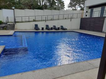 Se vende espacioso apartamento en condominio de San Pablo Heredia 24-1768