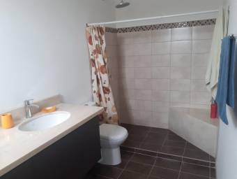 Se vende espacioso apartamento en condominio de San Pablo Heredia 24-1768