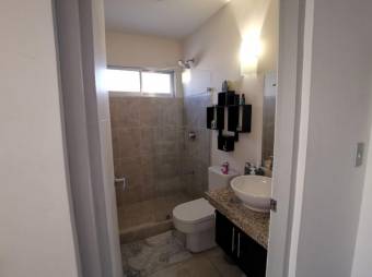 Se vende moderno apartamento en condominio de Ulloa Heredia 23-1355