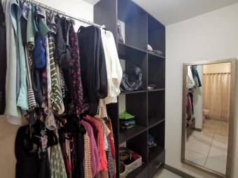 Se vende moderno apartamento en condominio de Ulloa Heredia 23-1355