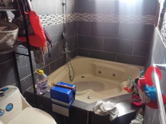 Se vende espaciosa casa de 2 plantas en San Francisco Heredia 24-1319