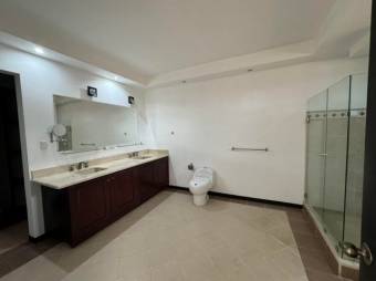 Se vende espaciosa casa en condominio de San Antonio de Belén 25-1028