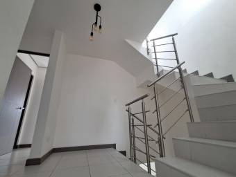 Se vende espaciosa casa en condominio de San Miguel Heredia 26-275